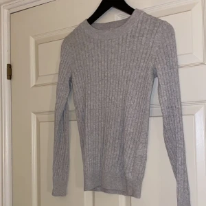 Ljusgrå kabelstickad tröja  - Ljusgrå kabelstickad tröja från ginatricot.