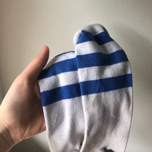Fina knästrumpor - Superfina knästrumpor! Dem går till lite under knäna beroende på längden av personen som har dem på! Dem passat 34-37 men funkar säkert annars! Superfina!
