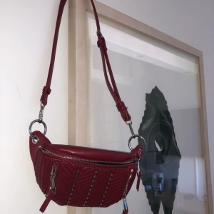 Kortare axelremsväska - Ball crossbody väska från Zara som håller mobil, plånbok, hörlurar och lite till. Kom tyvärr aldrig till användning så i finfint skick! Köparen står för frakt :)