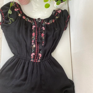 Svart, blommig jumpsuit - Jättesöt jumpsuit som har väldigt skönt och lätt tyg! Säljer då den tyvärr inte kommer till användning. Skulle säga att den passar en s-m🥰 frakt tillkommer! Bara att skicka om du har några fler frågor eller vill ha fler bilder!❤️