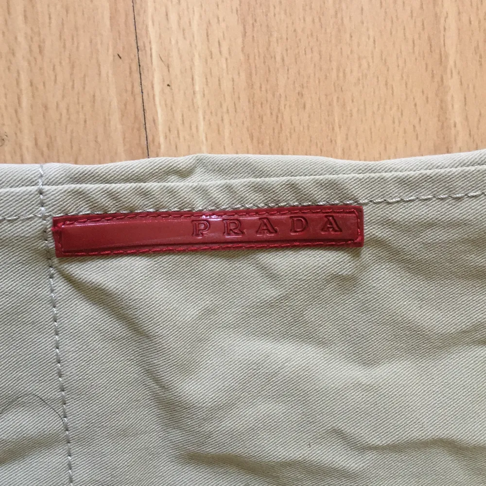 Beigea byxor från Prada. Snygga detaljer och fickor. Mycket gott skick, använd några få gånger.. Jeans & Byxor.