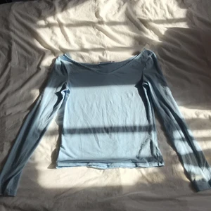 Långärmad topp - Fin blå lite djupare v-ringad tröja från Weekday🌟 Köparen står för frakten