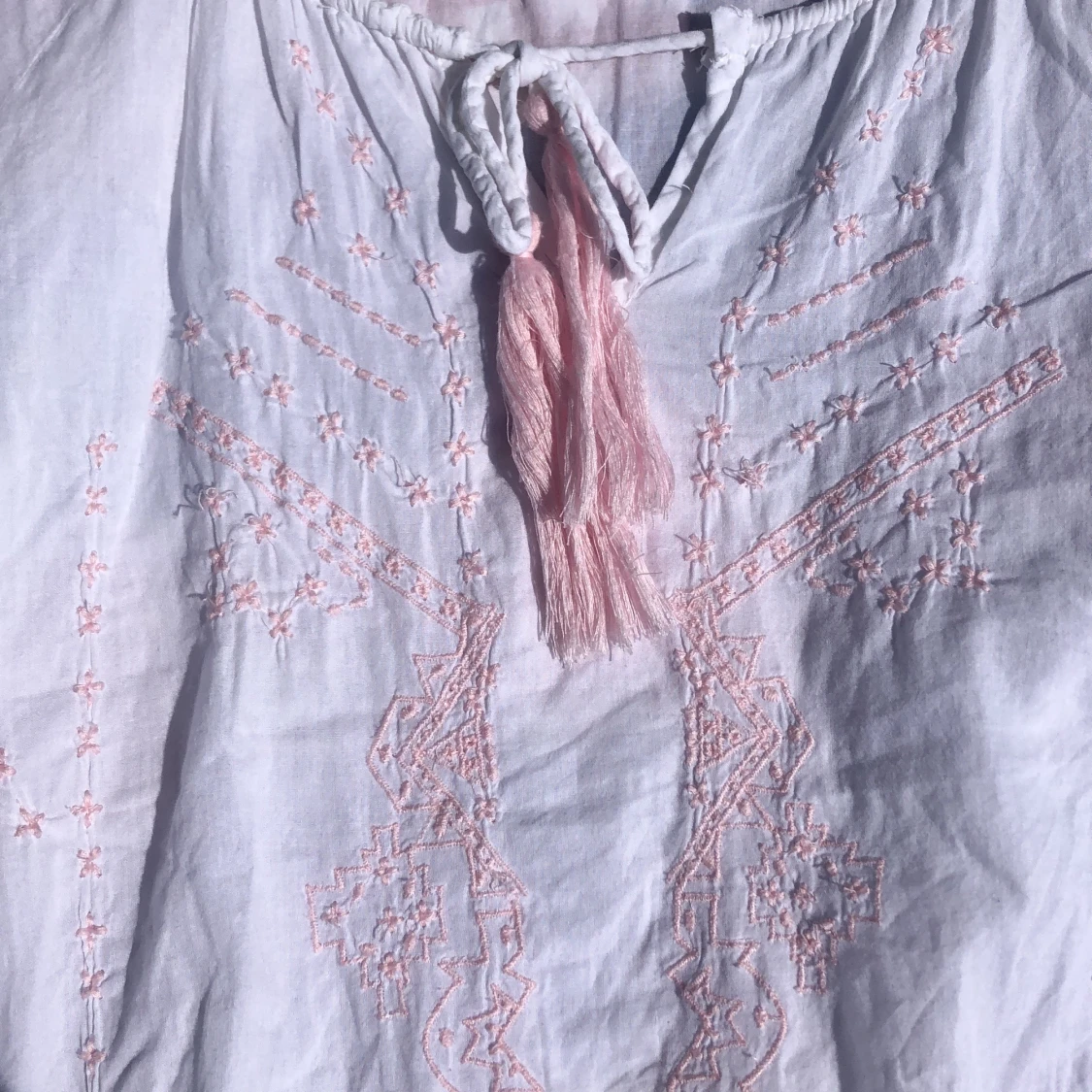 Vit blus med rosa brodyr - 91