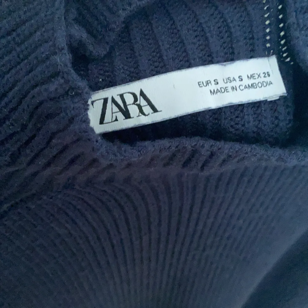 Super fin mörkblå stickad tröja. Används ej därav säljs den. Frakt ingår inte. Tröjor & Koftor.