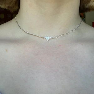 Superfint halsband!  - Jättefint halsband från primark. Silvrigt med ett hjärta där fram (ej äkta silver). Justerbart, totala längden är ca 38 cm. Aldrig använt. 25 kr + frakt!