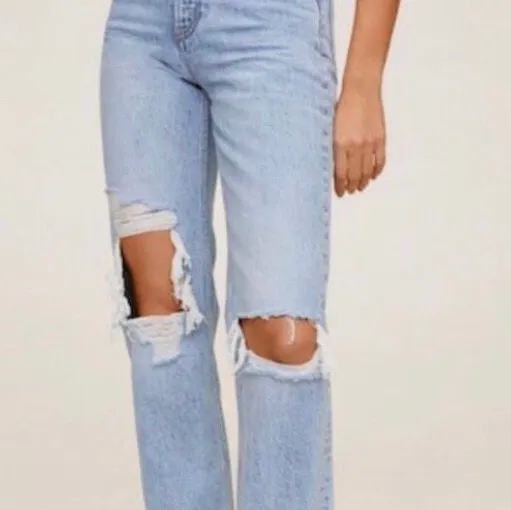 Säljer dessa eftertraktade slutsålda mango jeans strl 32! 650kr!🐰 Endast använda en gång alltså i nyskick!. Jeans & Byxor.