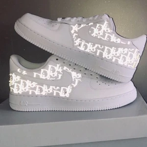 Customized airforces - *intressekoll* hej! Jag tänkte bara se och höra om någon är intresserad av att få skor gjorda av mig❤️ jag gör endast de som finns där uppe i nuläget, priset är olika beroende av design du väljer!🥰  Allt görs på beställning<3