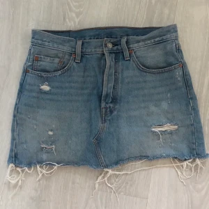 Levi's jeanskjol  - Levis jeanskjol storlek 28, superfin men passar tyvärr inte längre. 