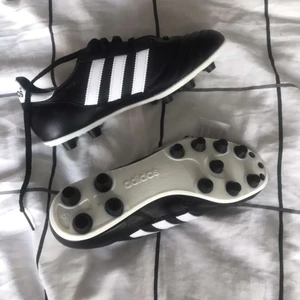 Adidas Copa Mundial fotbollsskor - Helt nya oanvända fotbollskor från adidas. Materialet är läder. Storlek 38 och köpta för 1100. 