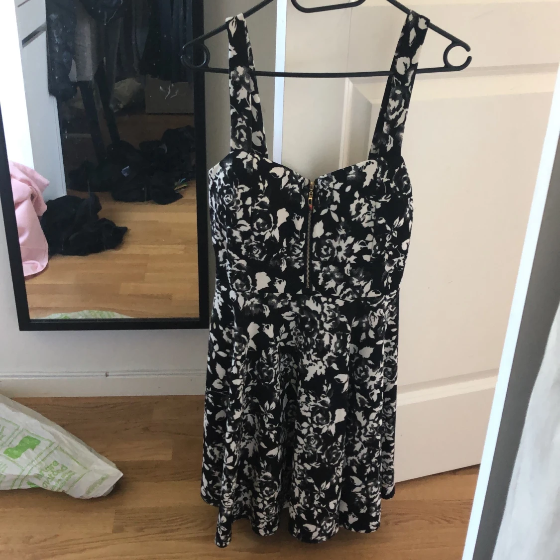 Blommig svart/vit klänning storlek M