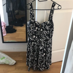 Blommig svart/vit klänning storlek M - Använd 5-6 gånger, säljer eftersom den är lite för stor för mig, härlig att använda under sommaren! Storlek M men funkar på S och L. Inte trasig någonstans nypris: 200kr. Köparen står för frakten 💞
