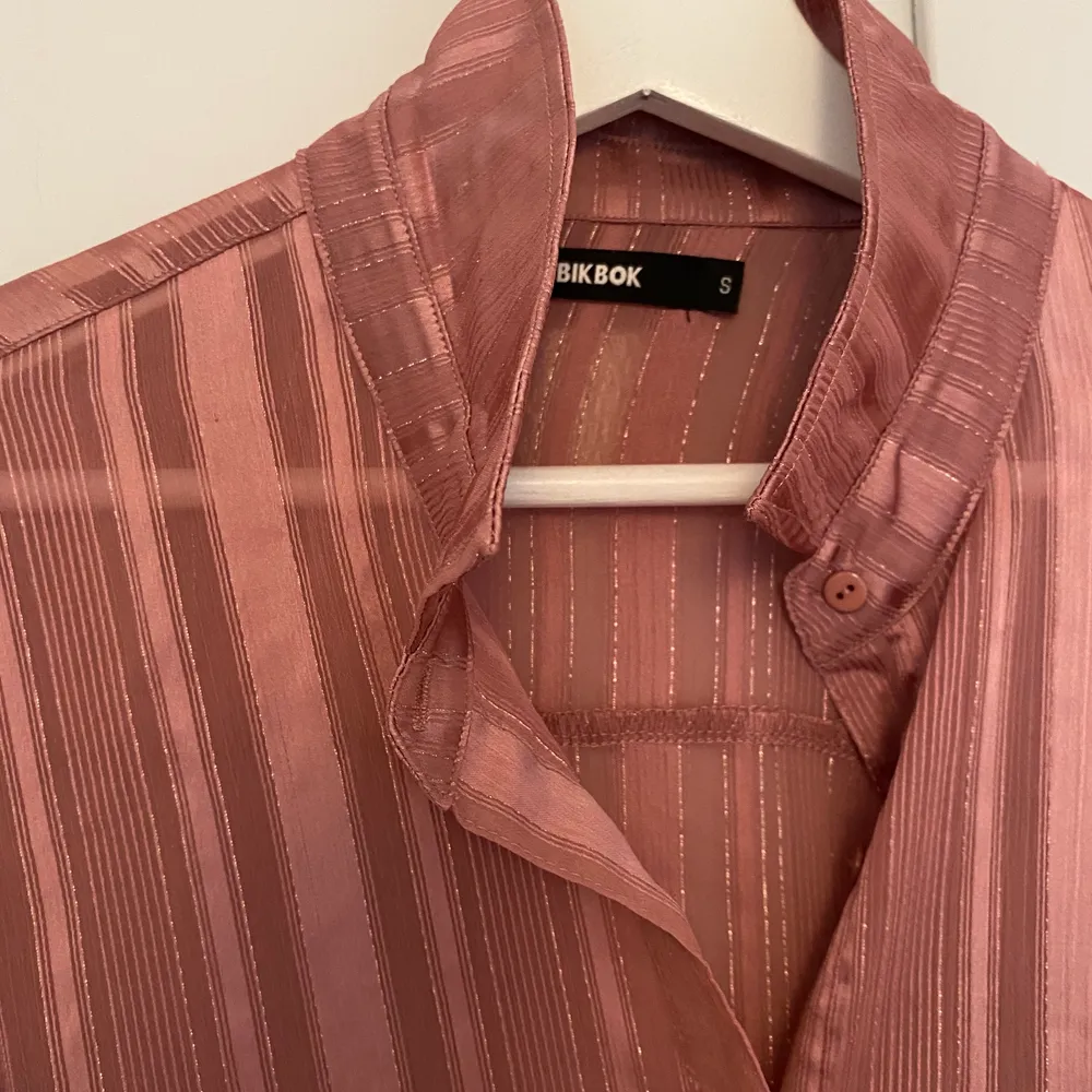 Rosa ”silkes”-skjorta. Använd 2 gånger. Köparen står för frakt.. Blusar.