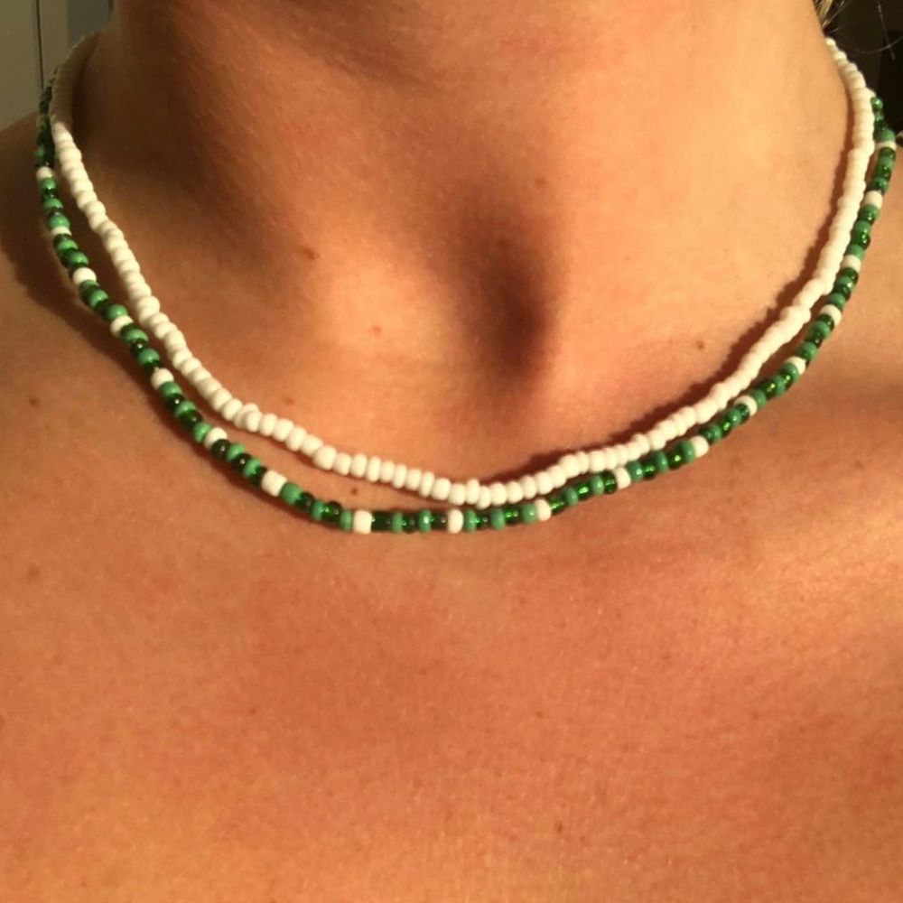 Hej! Jag säljer egengjorda fina rocaillehalsband & fot/armband som passar jätte bra till sommarn!✨🌸🌞 dem tål vatten, dras bara över huvet och passar till ALLT💕 man kan välja färg,mönster och längd helt själv👍🏼 finns fler bilder på instagram oxå @vellakul😁. Accessoarer.