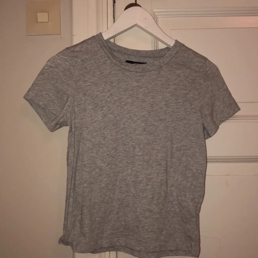 Basic t-shirt från bikbok i strl XS. Betalning: swish. T-shirts.