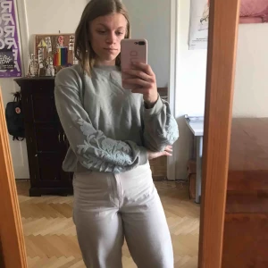 - Jättefin sweatshirt med blommor på ärmarna. Bra skick! Köparen står för frakten. Kan även mötas upp i Stockholm  