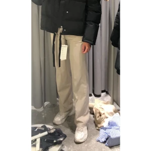 Kostymbyxor  - Beiga kostymbyxor med bruna kritstreck från Mango! Mjukt och luftigt tyg som passar perfekt till sommaren. Normalhöga i midjan, hellånga ben på mig som är 172 cm. Köparen står för frakten