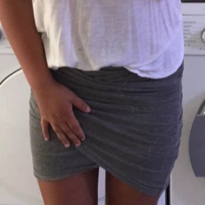 Grå kjol - Denna kjol är extremt användbar nu till sommaren. Använd max 5 gånger och därför i väldigt fint skick💓 Den är stretchig så passar personer med xxs-s