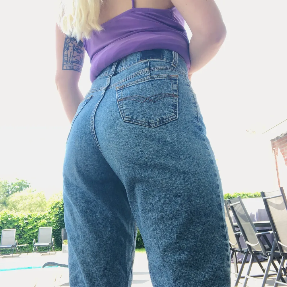 Snygga vintage jeans i avslappnad modell! Mitt midjemått är 70cm och jag är 160 🐁 bra skick! Köparen står för frakten!🐲. Jeans & Byxor.