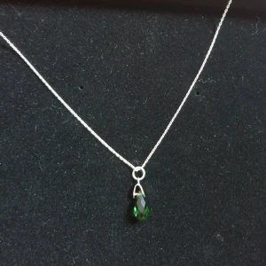 Silver halsband med hänge  - Silver halsband med grönt hänge. Använd enstaka gång (äkta silver) 💞