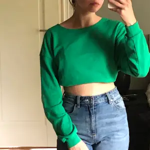en tröja med en jättefin grön färg!! knappt använd💓💓💓