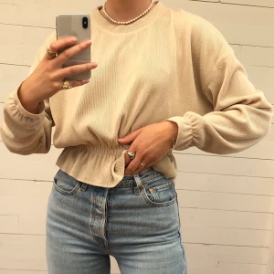 ZARA ribbad tröja - Beige tröja från Zara. Den är ribbad och sitter åt i midjan. Superfint skick! Hör ev er vid intresse. 💞