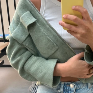 Grön kofta/jacka - Grön stickad jacka från Gina. Slutsåld. Storlek M. Knappt använd