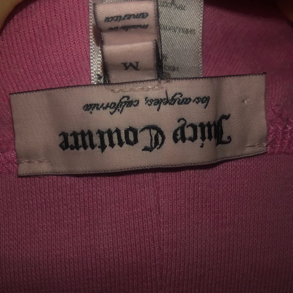 Säljer ett par rosa sammets byxor ifrån märket Juicy Couture. Är i storlek M, men skulle mer säga XS-S, då de är extremt små i storleken. Säljer då de är för små för mig.. Är vida nertill💓 går ej att pruta. Jeans & Byxor.