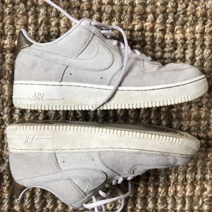 Nike Air Force 1 Suede  - Säljer mina Air Force 1 i mocka, då de ej kommer till användning. Använda ett fåtal ggr, jättesköna och i bra skick. Bara att skriva ifall fler bilder eller mått önskas 😊 Finns i Borås, annars tillkommer frakten. 