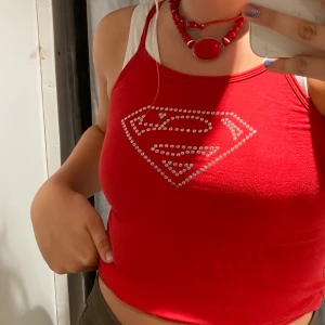 Rött linne -  Storlek: xs/s Pris: 90kr Frakt: 44kr Hör av dig om du är intresserad💖💖 