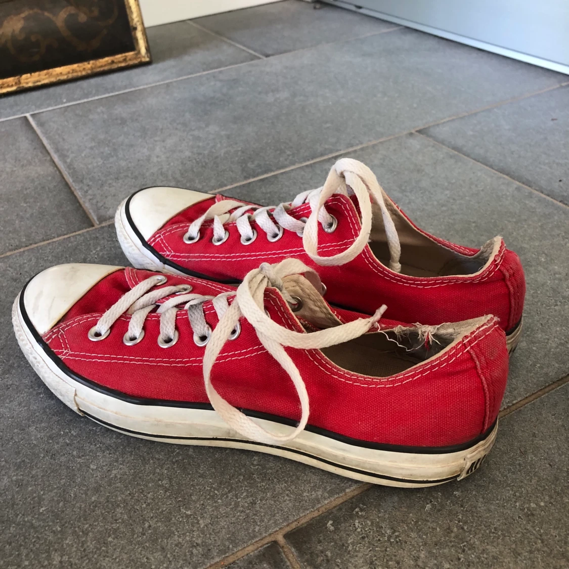 Röda korta converse