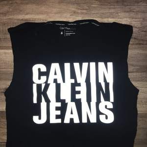 Säljer en tröja från Calvin Klein som blivit använd Max 4 gånger, säljes pågrund av att de inte är min stil, inga sprickor i texten, som ny. Pris ink frakt