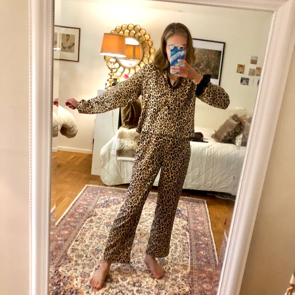 Leopard pyjamas set! Top och byxa för 150. Separat: 100kr styck. 💌. Blusar.