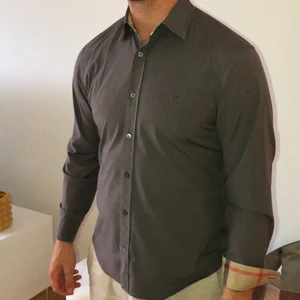 BURBERRY skjorta - NYRRIS : 2900kr| mitt pris : 750. Fraktkostnad tillkommer . Fint skick!