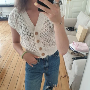 Jätte söt topp - Säljer min nyinköpta tröjs från judit , jätte skön och najs nu till sommaren! Fina detaljer såsom träknapparna. Jag köptr för 400 kr men ny pris är 900 kr och jag säljer för 200 kr så asbra pris !