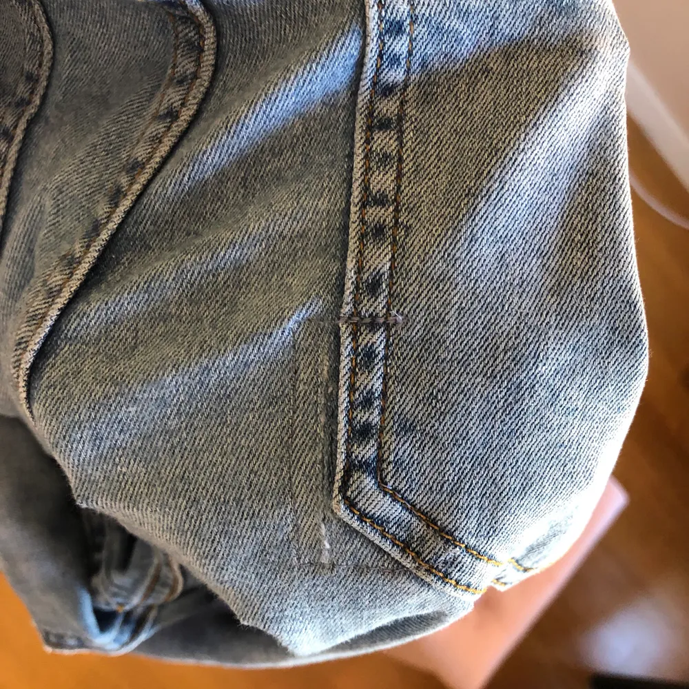 Blå jeans från Nakd, fint skick förutom ett lagat hål på rumpan (se sista bilden) enligt mig inget man tänker på alls när man har på sig dom. . Jeans & Byxor.