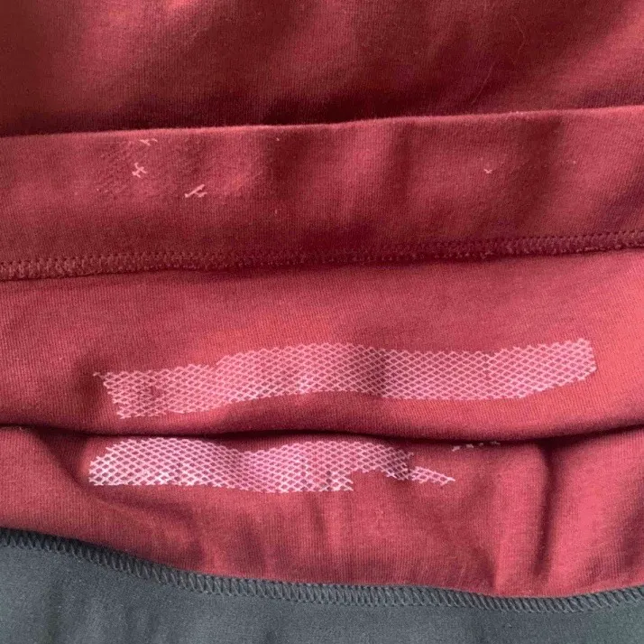 Vinröd ”college-tröja” från Nike. Har tidigare kortat upp den med textiltejp och därav märkena på bild tre, detta är inget som syns från utsidan. Frakt tillkommer 😊. Tröjor & Koftor.