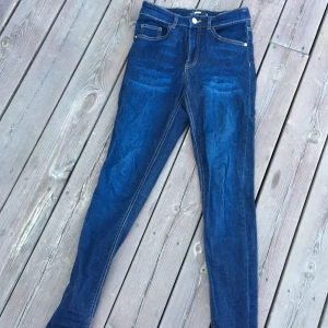 Jeans från bikbok storlek XS - Jeans i mycket bra skick. Väldigt sköna!