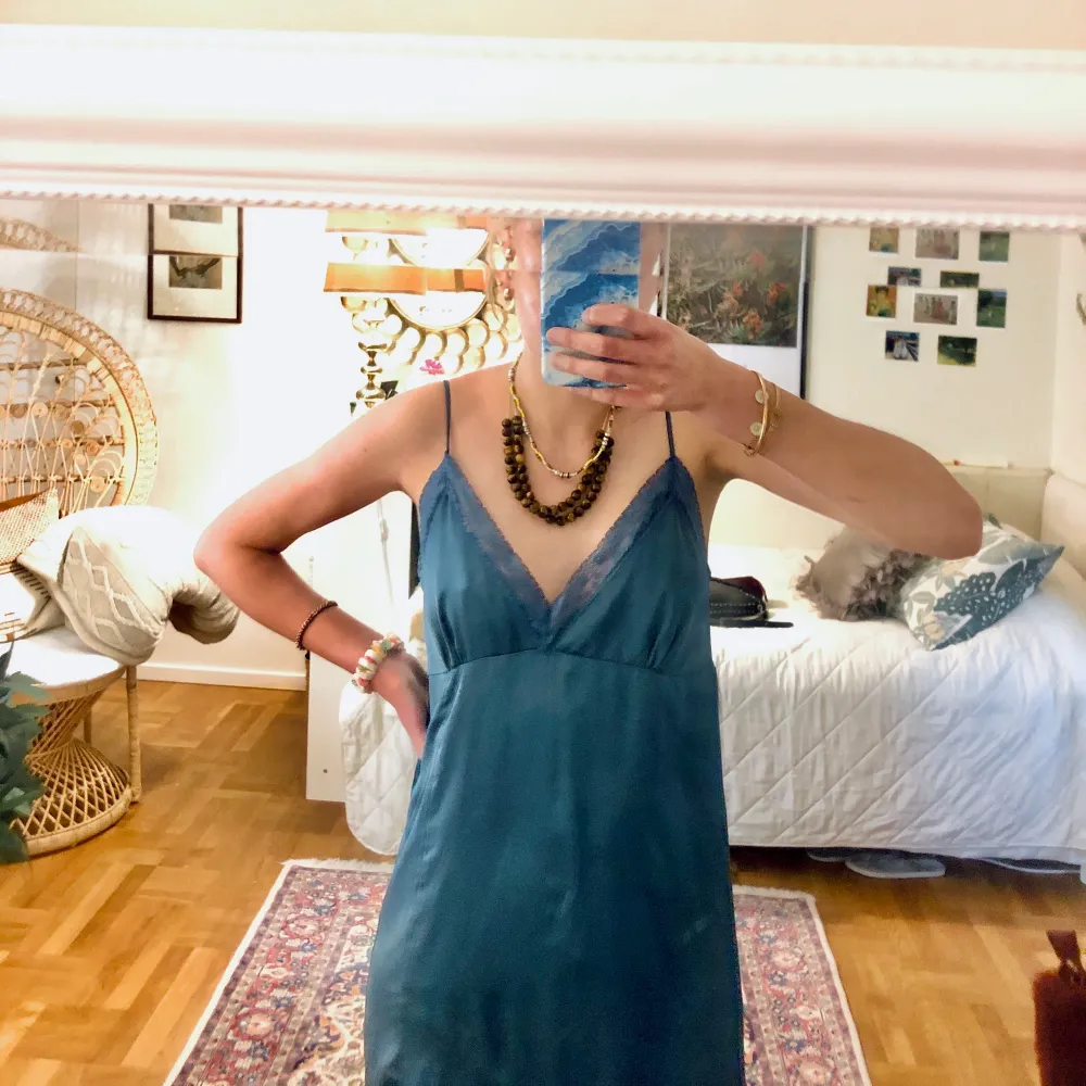 Lång blå klänning från Pull & bear 🙏🏽💙💙 använd ett fåtal gånger 💘. Klänningar.
