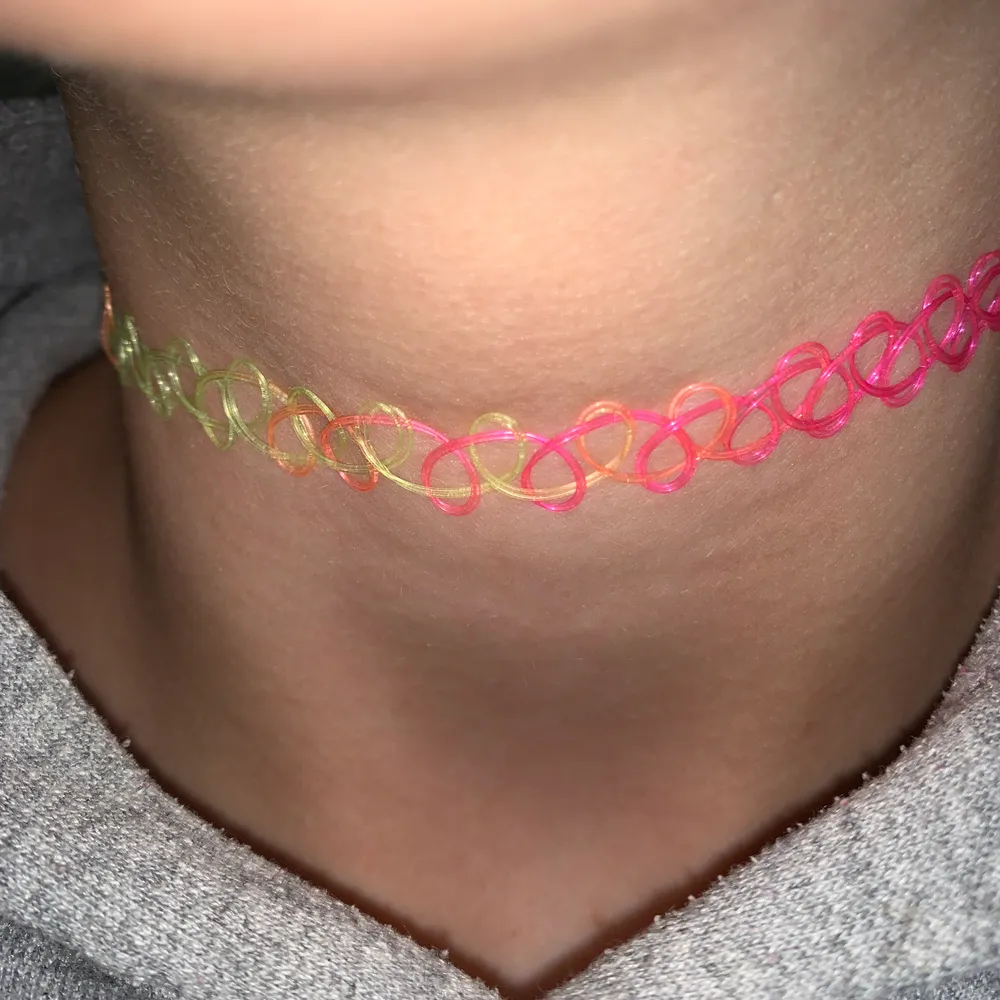 Säljer min choker. Priset är med frakt. Enbart testad.. Accessoarer.