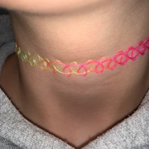 Regnbåge halsband - Säljer min choker. Priset är med frakt. Enbart testad.