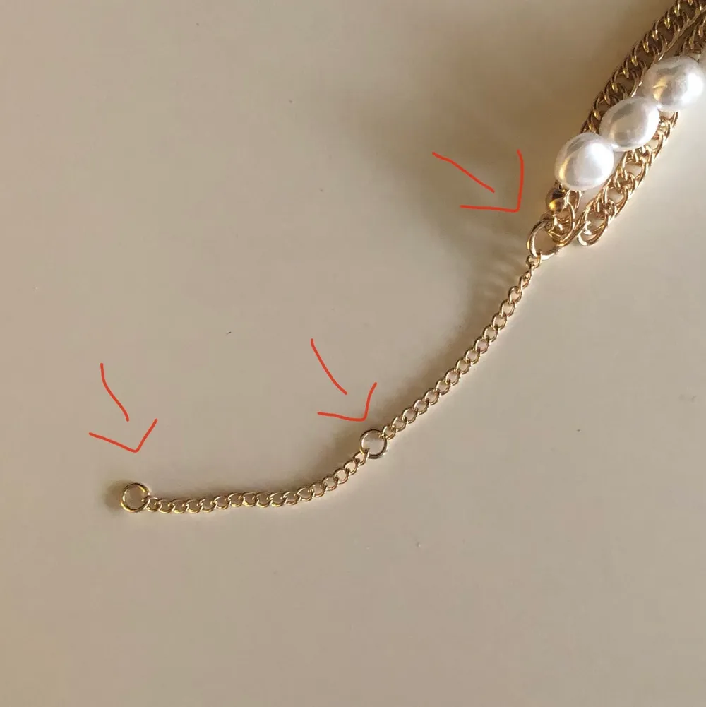 Superfint halsband som dessvärre aldrig kommit till användning, alltså helt nytt! Alla kedjor sitter ihop. Går att reglera i tre längder (se bild 3, jag har den mellersta längden) 70 kr + 11 kr i frakt . Accessoarer.