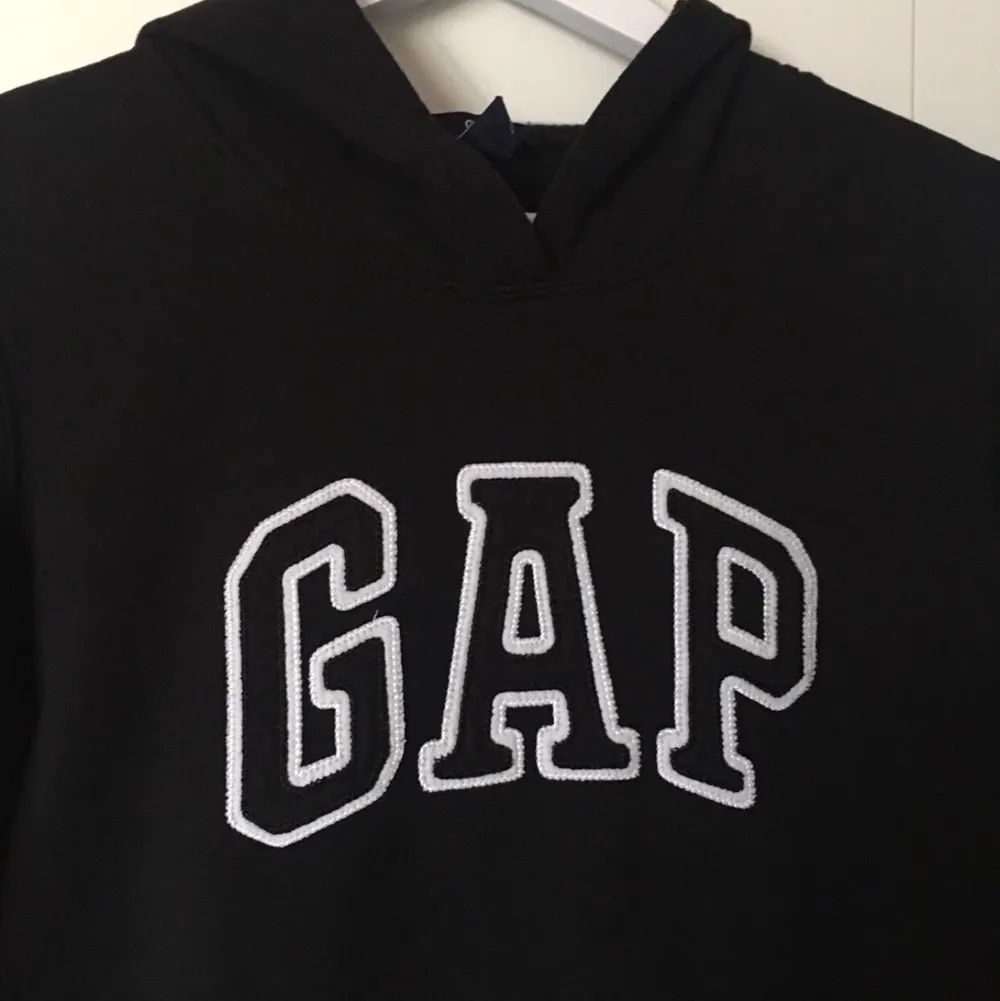 Svart GAP hoodie i storlek L (barnstorlek), motsvarar ungefär XS i vuxenstorlek. Är i väldigt bra skick, mjukt material. Köpt på sellpy men passade tyvärr inte. Köparen står för frakten. . Hoodies.
