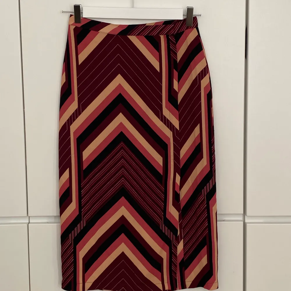 Topshop 70s inspiration abstract print pencil skirt. Size 36. Excellent condition, never worn. . Kjolar.