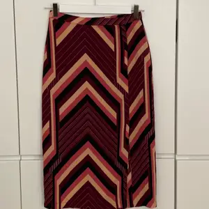 Topshop 70s inspiration abstract print pencil skirt. Size 36. Excellent condition, never worn. 