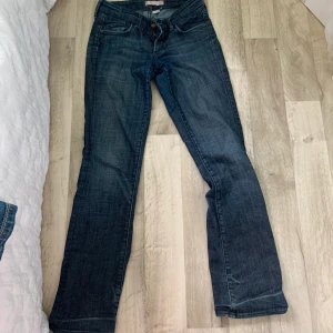 Bootcut jeans - Skiiit snygga lågmidjade bootcut jeans!!!! Typ mörkblå/gråblåa. Sitter as snyggt😍 sitter som 26or