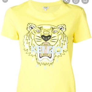 Kenzo tröja - Säljer min superfina kenzo tröja, finns inget kvitto men det finns en tillhörande påse. Självklart äkta! I nysskick ändast använd fåtal gånger förra sommaren 💕 PRIS KAN DISKUTERAS