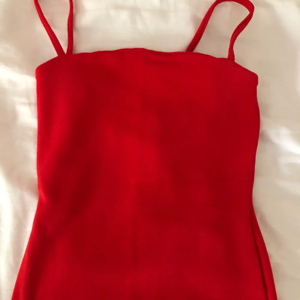 En superfin röd bodycon klänning från Nelly. Använd bara vid ett tillfälle så är i nyskick! Storlek S💜 . Klänningar.