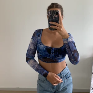 Mesh top - Mesh top från prettylittlething, blå med draken på. Aldrig burits förr.🐉🐉🤍 frakt 25kr