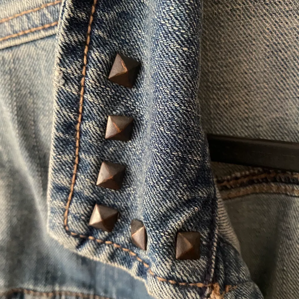 En jätte snygg jeansjacka med nitar i kragen. Den är från Cubus. Typ aldrig använd Max 6 gånger vad jag kommer ihåg. Frakten är inräknade i priset. Frakt + pris=210. Jackor.