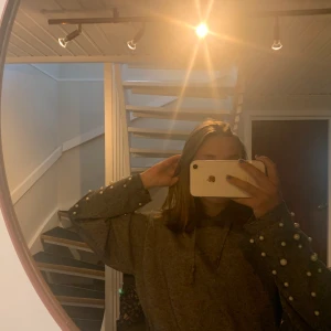 Hoodie  - Jättefin croppad mörkgrå hoodie me pärlor på luvan och längst fram på armarna, använd ett fåtal gånger men tröttnat på den och vill därför sälja den, tappat några pärlor på armarna och är därför några hål där, skriv till mig om du vill se närmare, nyp 400